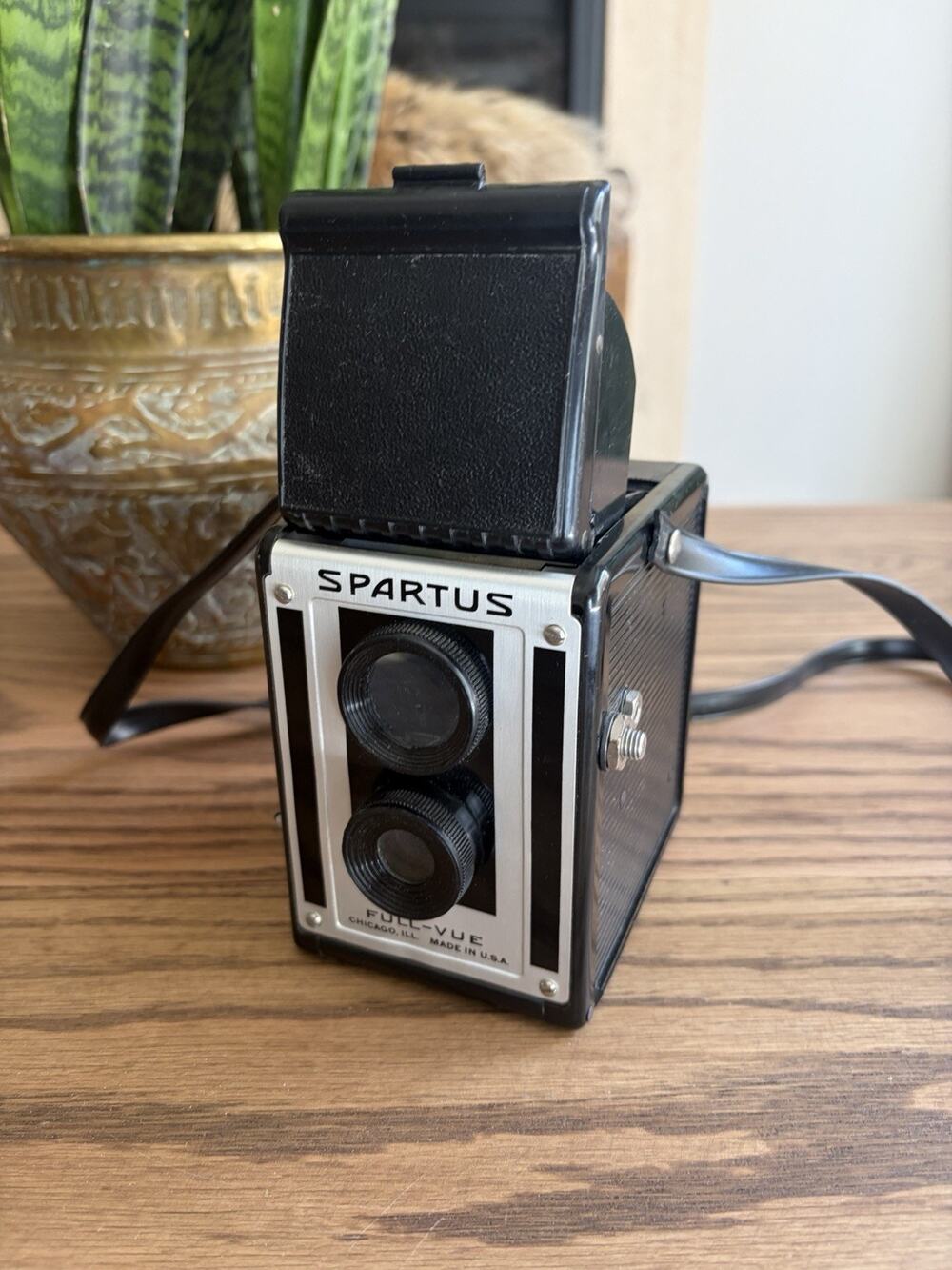 Vintage 1940s Spartus Full-Vue Box 120 mm Film Camera Art Deco Silver Front